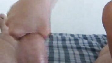 ל-TUSHY ל-Keira Croft, הסקרנית אנאלית, יש הפתעה מיוחדת לחבר ב-PornHD