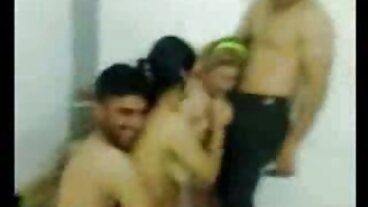 תלמידת בית ספר גרועה עוברת בדיקות תחת וגרון