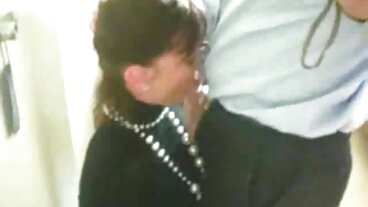 Tight MILF מקבל עומס עצום על פניה