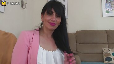 לילי לאבו היא מתאבקת תרנגולים מקצועית