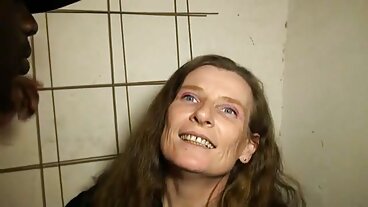 נער יורו זעיר עולה על הזין שלו לסיבוב