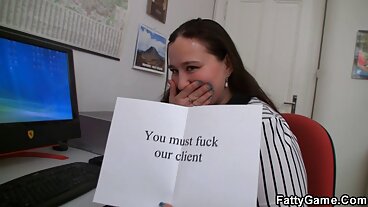 FACIALS4K: ג'ינג'י מתחנן לטיפולי פנים זורמים מרובים בשלישייה בפורנו HD