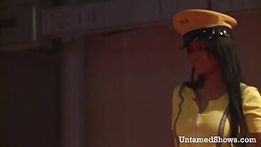 בקושי חוקי הולי מאק השתוללה על ידי בחור בתחפושת של ארנב.