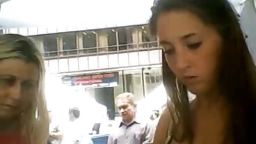 מורה מוציא את הזין שלו על ידי אמא מדאיגה