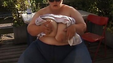 שלל MILF גדול מתחת לעץ